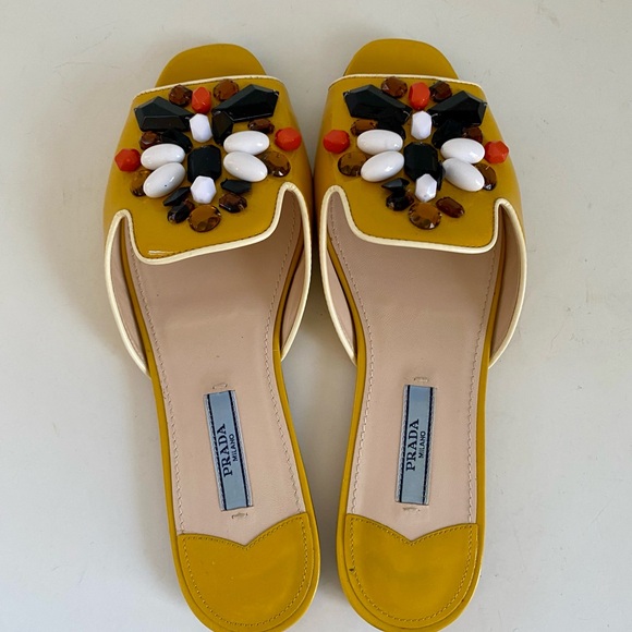EUC ADORABLE YELLOW PRADA RUNWAY SLIDE WITH WHITE PIPING AND TRIBAL BEADS - Picture 4 of 7